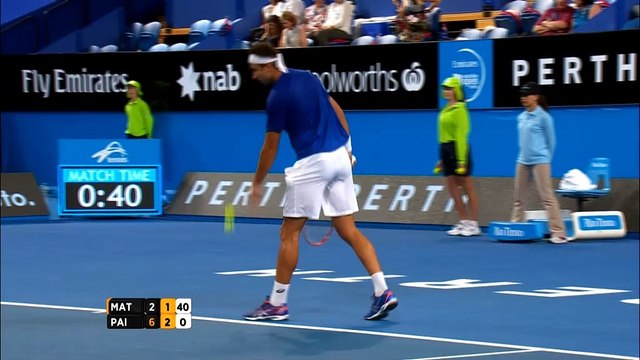 Paire regala spettacolo con un colpo alla Federer