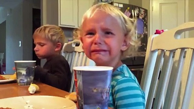 Un grand frère conseille à son petit frère de faire une sieste pour se calmer! Tellement mignon!
