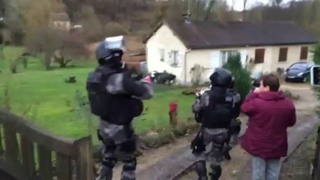 VIDEO - Le Raid et le GIGN traquent les frères Kouachi