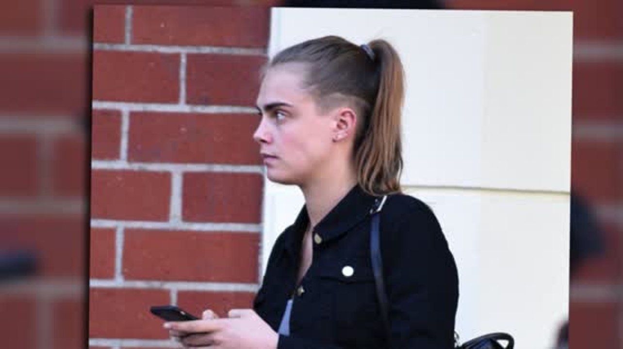 Cara Delevingne rasiert sich den Kopf