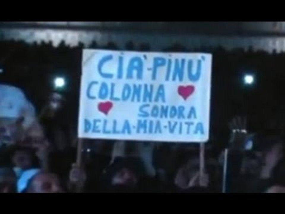 Napoli - Pino Daniele, l'arrivo del feretro al Plebiscito. Il ricordo degli amici (07.01.15)