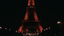 Torre Eiffel fica no escuro em homenagens às vítimas