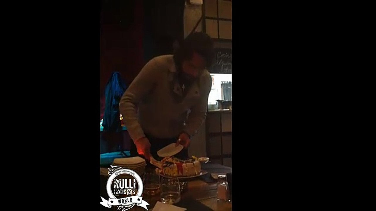 Sebastián Rulli repartiendo la tarta de Rullinaticas en #Once&Once Estepona
