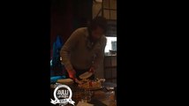 Sebastián Rulli repartiendo la tarta de Rullinaticas en #Once&Once Estepona