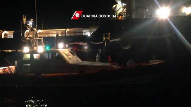 Lampedusa (AG) - La Guardia Costiera soccorre 73 migranti (08.01.15)