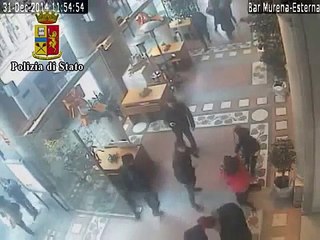 Genova - Lo schiaffo violento di Babbo Natale a una ragazza. Arrestato (01.01.15)