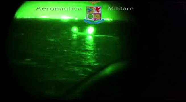Canale di Sicilia - Immigrazione elicottero AM sbarca militari CP sulla Blue Sky M (31.12.14)