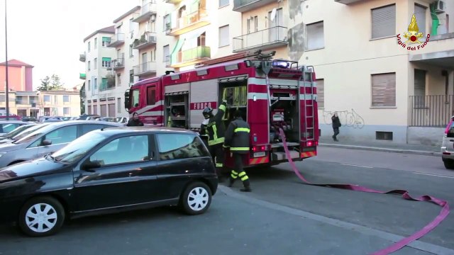 Milano - Incendio appartamento tratta in salvo una donna (30.12.14)