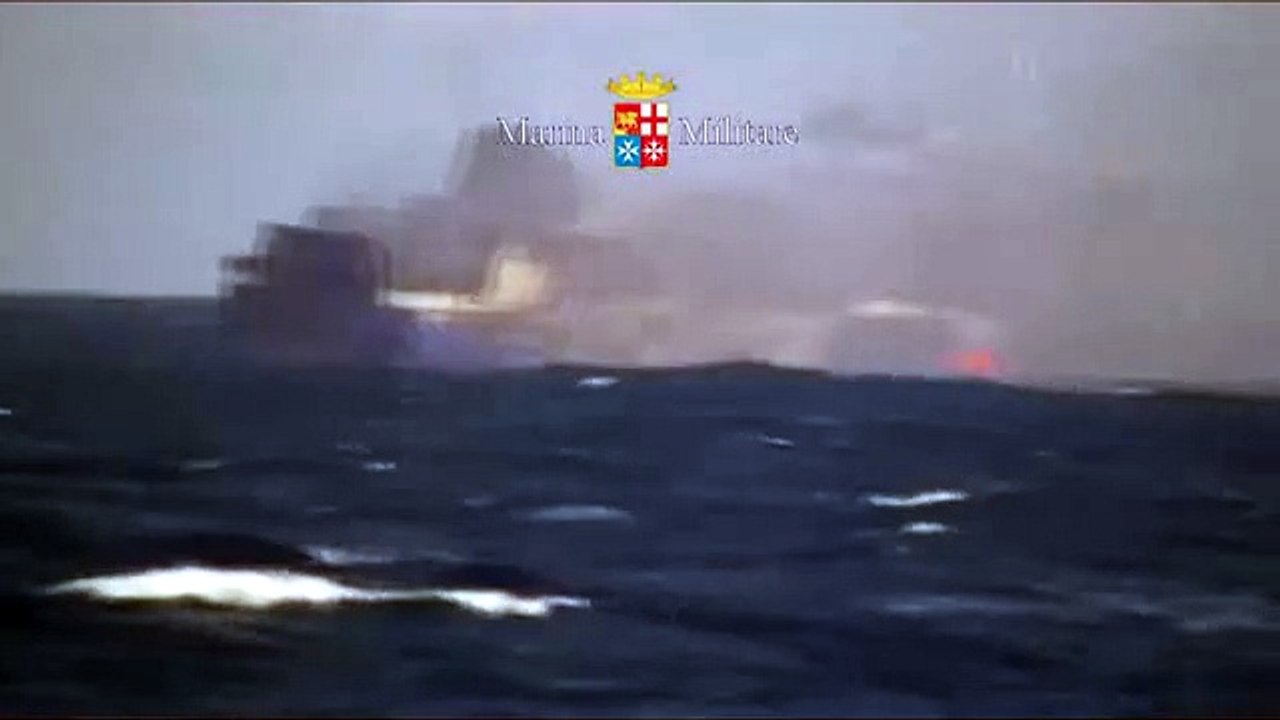 Corfù (Grecia) - Traghetto in fiamme ''Norman Atlantic'' -17- (30.12.14)