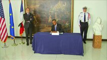 Obama visita embaixada francesa