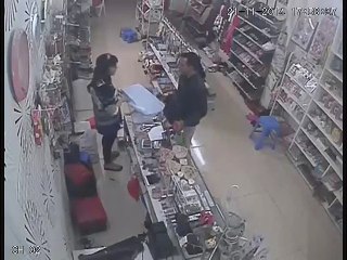 Lắp camera Thái Bình- 0917.766.300 - Ăn trộm trong cửa hàng tạp hóa