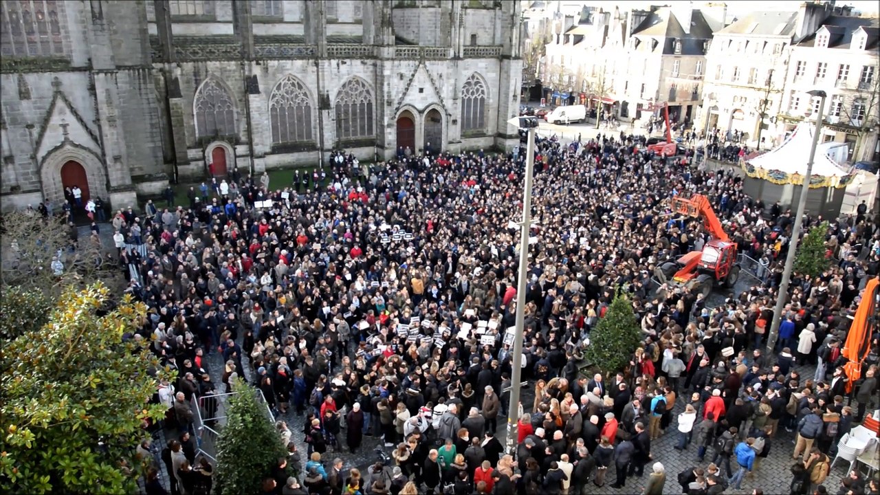 Rassemblement de soutien à Charlie Hebdo place Saint Corentin à Quimper