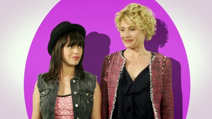 Mère et fille - "Le Buzz", "La chaîne en or", "Tenue correcte exigée", "Réservation ultime"