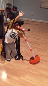 Un enfant de 2 ans imite Bob Marley et chante Get Up Stand Up! Magique...