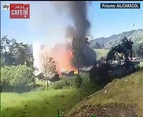 Une usine de feux d'artifice explose et fait voltiger le caméraman !