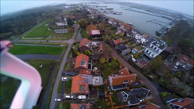 Un homme récupère son drone au-dessus d'un étang