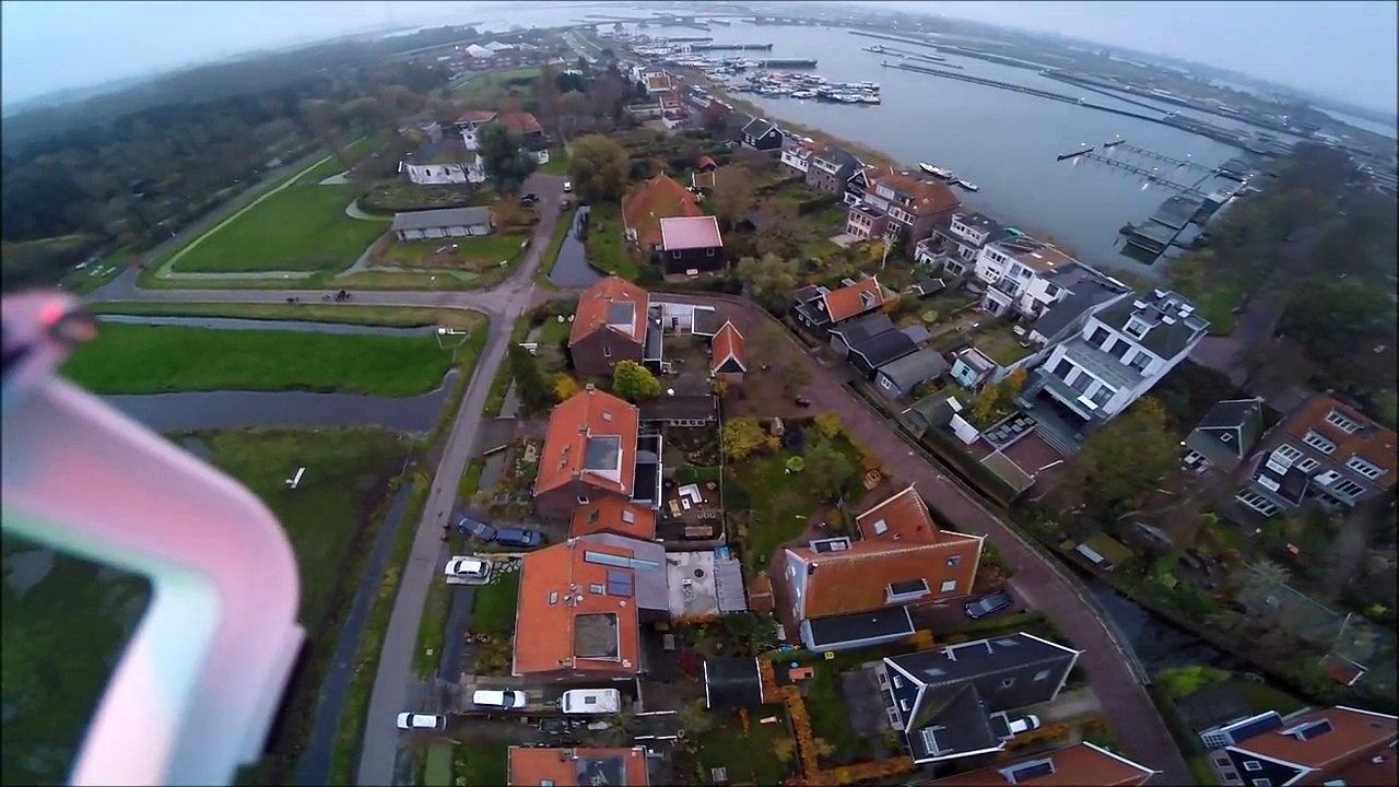 Un homme récupère son drone au-dessus d'un étang