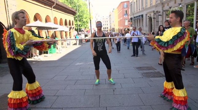 Des passants invités à faire du limbo