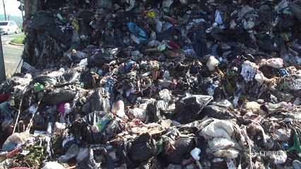 Carreta tomba e congestiona Avenida John Boyd