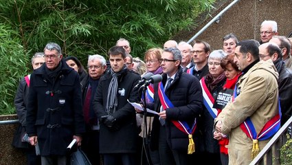 Une banderole apposée en hommage aux victimes de l’attentat