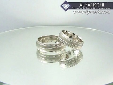 Mat zemin üzerine üç çizgili ucuz gümüş alyans