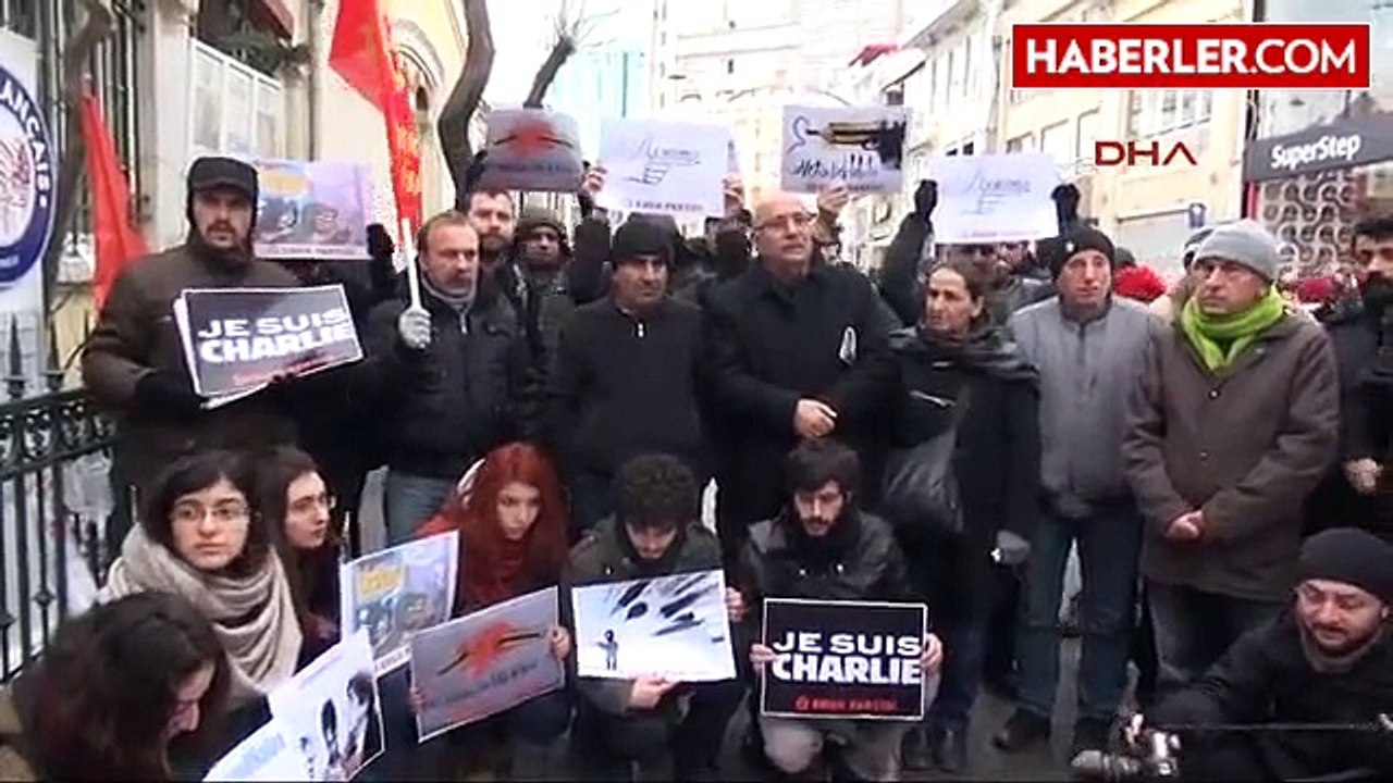 Charlie Hebdo" ya Saldırı Fransız Konsolosluğu Önünde Protesto Edildi