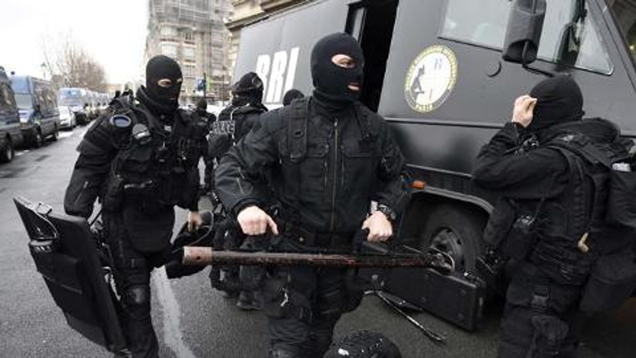 France hunts Paris magazine attackers