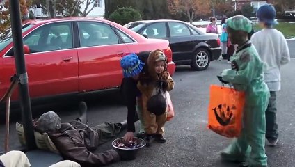 SCARING PEOPLE ON HALLOWEEN PART 3!