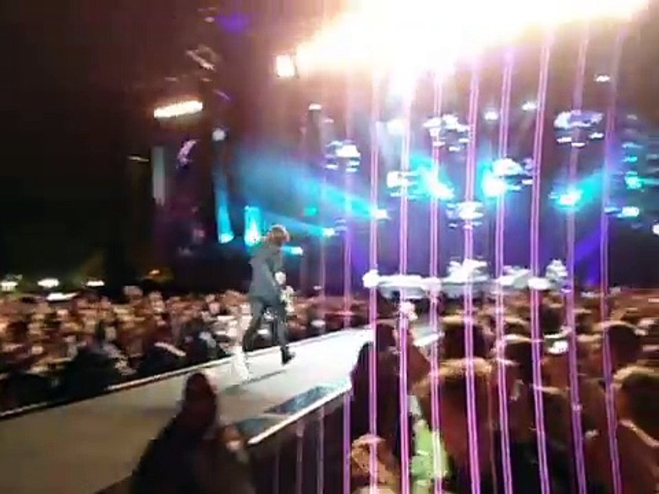 Foo Fighters Concert - "Times Like These" Live - Fan Video - Concert Zap