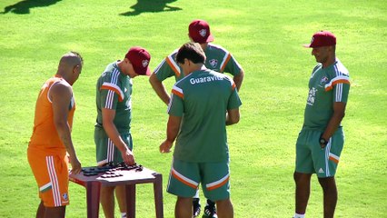 Walter tem dificuldade para colocar aparelho durante o treino, disfarça e vai para o vestiário