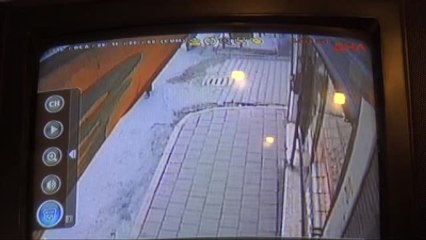 Taş Attıkları Kuyumcunun Camını Kıramayınca Kaçtılar