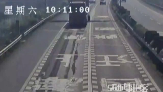 Un homme percuté par un pneu de camion