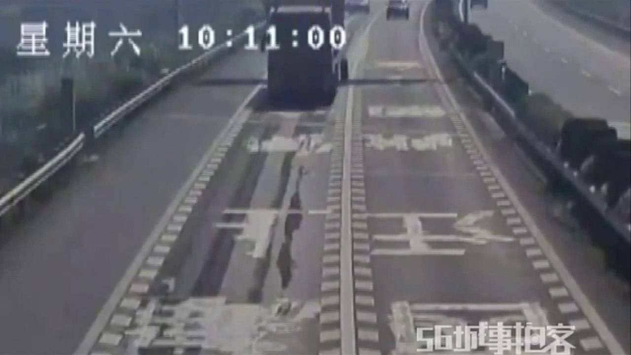 Un homme percuté par un pneu de camion