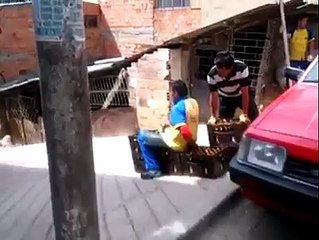 Colombianos Bajan Las cervezas cuesta Abajo de Forma Creativa