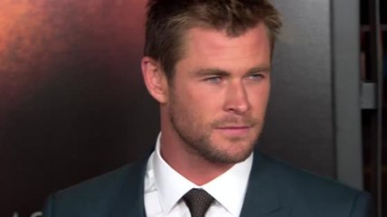 Chris Hemsworth met le feu à la foule à la première de Hacker