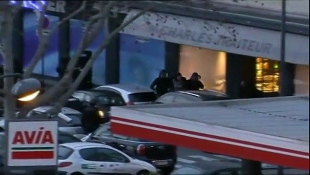 La sortie des otages après l'assaut du Raid à la porte de Vincennes
