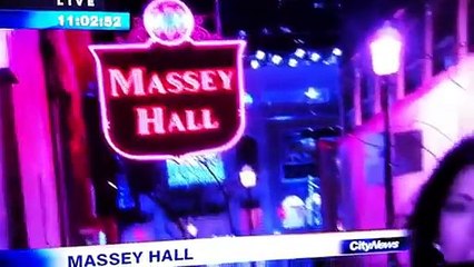 Ce qui Arrive à cette Journaliste en Plein Direct est Horrible