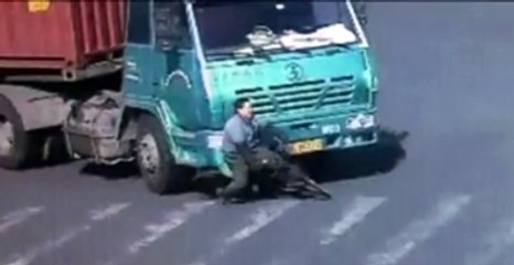 Bisiklet sürücüsü TIR'ın altında kaldı