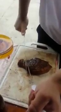 Cut a piece of meat like a samouraï : so impressive method!