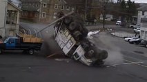 Un camion poubelle sans frein d'écrase dans un parking et fait un tonneau!