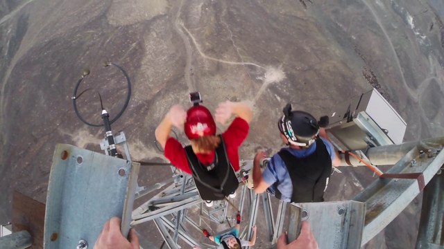 Base jump impressionnant depuis une tour : 9 Frontflips avant d'ouvrir le parachute!