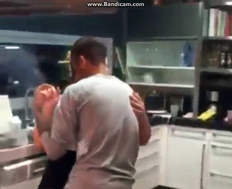 La danse de Neymar avec une cuisinière !