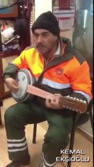 Cümbüşle Pek Güzel Çalıp Şarkı Söyleyen Dayı