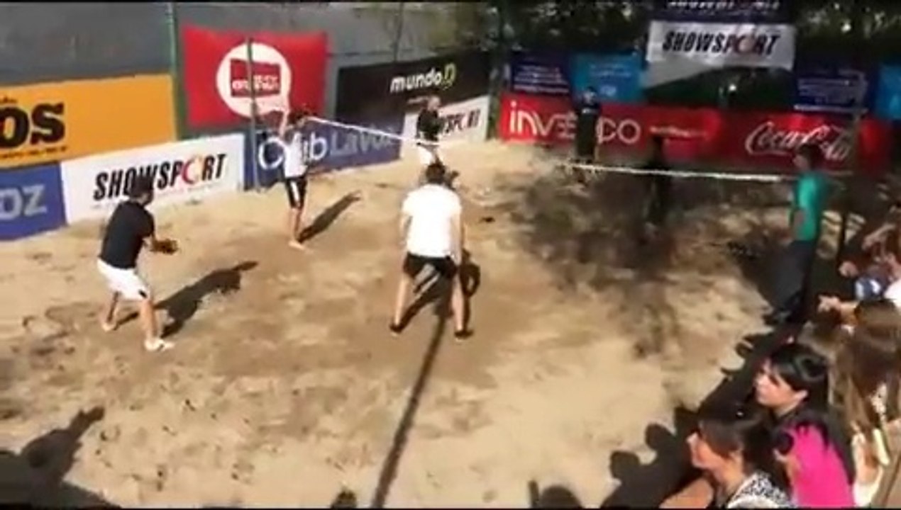 Pedro y Matias Ale jugando al fútbol tenis - 07 de Enero