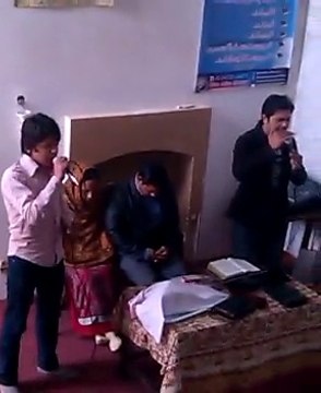 Brother Sunil singing geet Jesus Christ Church in Pakistan.