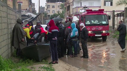 Video herunterladen: وفاة رضيعة وغرق عشرات المنازل بسبب المنخفض الجوي في قطاع غزة