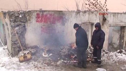 Kars- Temizlik İşçileri Buz Tutan Yolu Temizlemeye Çalışıyor