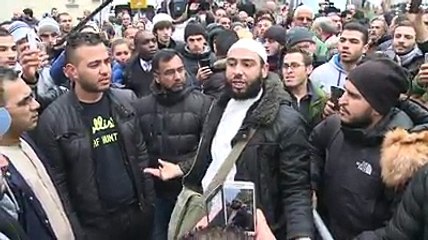 Un Musulman très vénère réagit sur l'attentat de Charlie Hebdo.