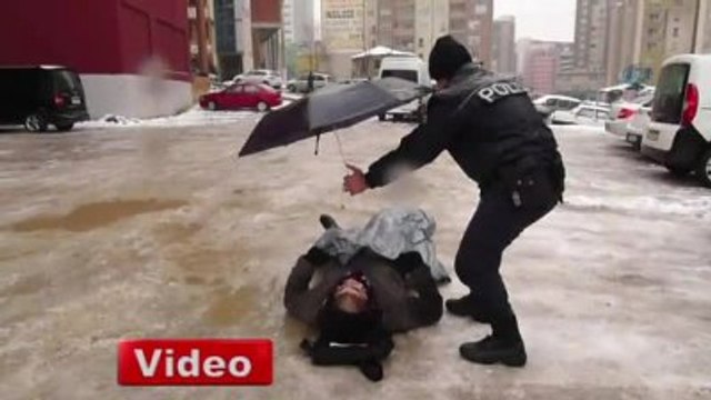 Buzda Kayıp Ayağını Kıran Öğrencinin İmdadına Polisler Yetişti