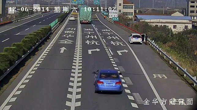 Automobiliste vs Pneu de camion